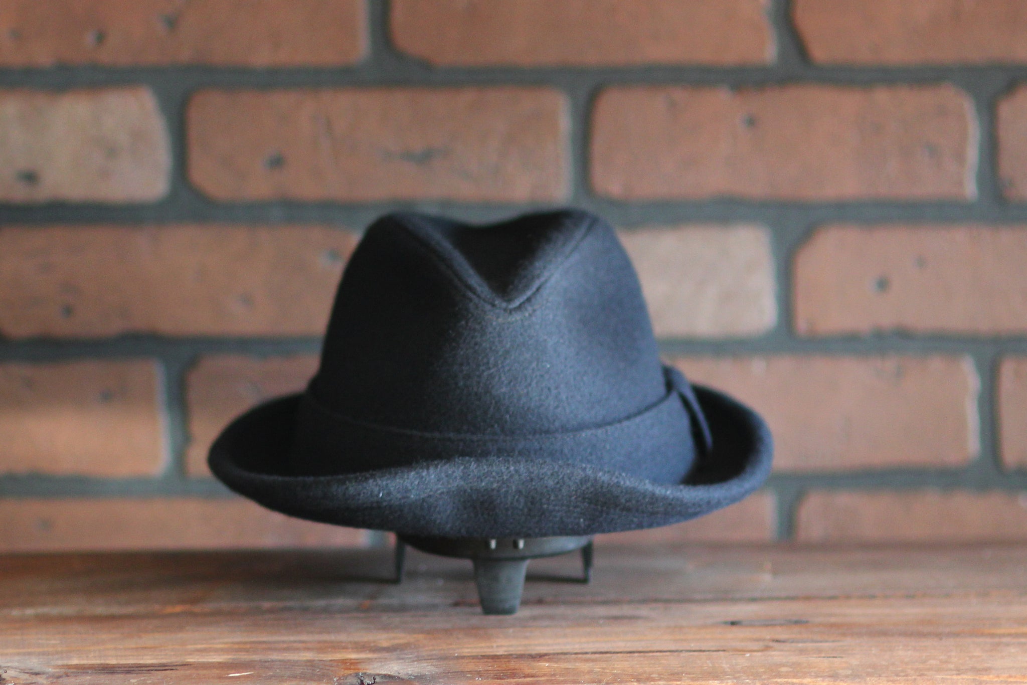 The first hat, which we call “The Contender” is inspired by that famous piece of Rocky lore that Stallone wore throughout five incredible sagas. It is made in the same very dark blue with the matching fabric hatband.